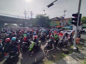 Terjadi Kemacetan dalam Penyekatan PPKM Darurat di Karang Pilang Surabaya Terjadi Kemacetan dalam Penyekatan PPKM Darurat di Karang Pilang Surabaya