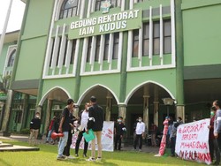Tuntut UKT Turun, Mahasiswa IAIN Kudus Segel Gedung Rektorat