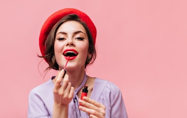 Red Lipstick | Foto : freepik.com/lookstudio