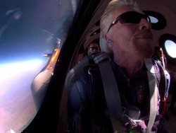 Richard Branson Akhirnya Lepas Landas ke Luar Angkasa