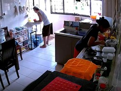 Tega! PRT Ini Ludahi Sereal untuk Makanan Lansia yang Dirawatnya