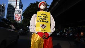Saat Badut Ajak Warga di Jakarta Pakai Masker