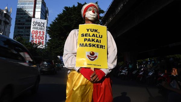 Saat Badut Ajak Warga di Jakarta Pakai Masker
