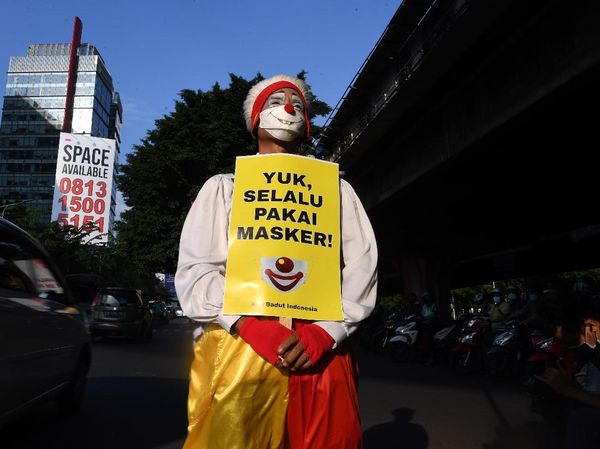 Saat Badut Ajak Warga di Jakarta Pakai Masker