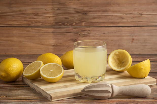 Segelas lemon hangat/Foto: freepik/azerbaijan_stockers Bagi orang yang sedang program diet, minuman ini cukup dikenal ampuh untuk membantu meluruhkan lemak.