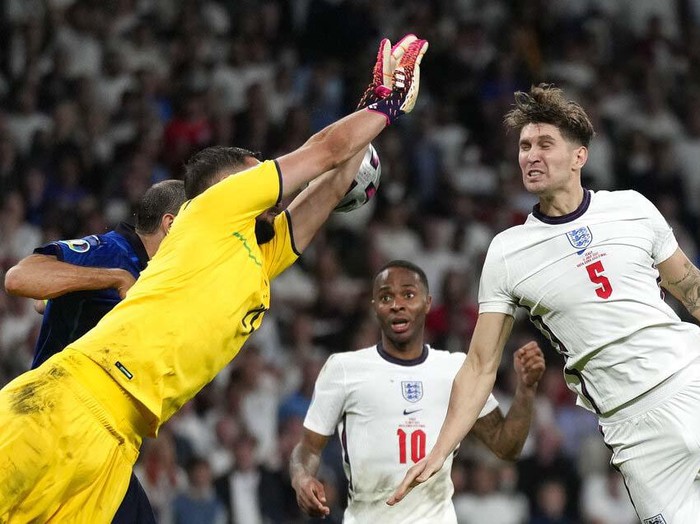 Italia keluar sebagai juara Euro 2020 setelah mengalahkan Inggris. Gli Azzurri sukses membungkam seisi Wembley lewat adu penalti dengan skor 3-2.