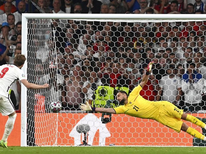 Italia keluar sebagai juara Euro 2020 setelah mengalahkan Inggris. Gli Azzurri sukses membungkam seisi Wembley lewat adu penalti dengan skor 3-2.