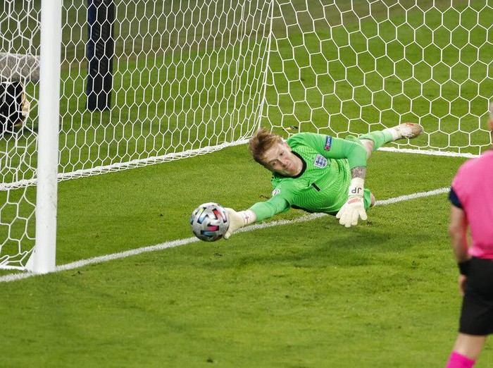 Italia keluar sebagai juara Euro 2020 setelah mengalahkan Inggris. Gli Azzurri sukses membungkam seisi Wembley lewat adu penalti dengan skor 3-2.