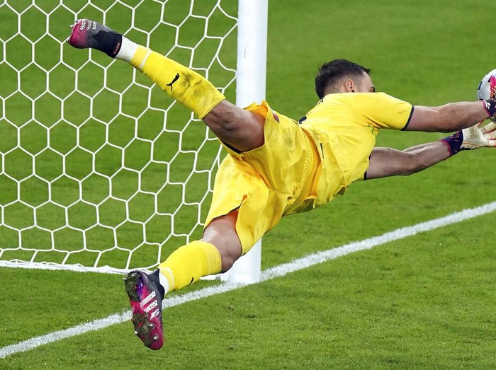 Italia keluar sebagai juara Euro 2020 setelah mengalahkan Inggris. Gli Azzurri sukses membungkam seisi Wembley lewat adu penalti dengan skor 3-2.