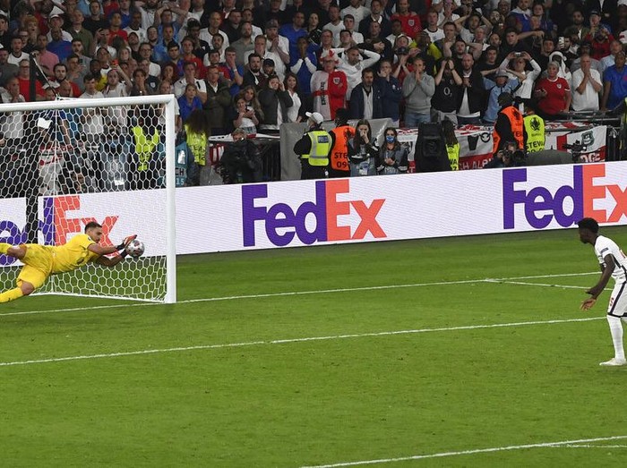 Italia keluar sebagai juara Euro 2020 setelah mengalahkan Inggris. Gli Azzurri sukses membungkam seisi Wembley lewat adu penalti dengan skor 3-2.
