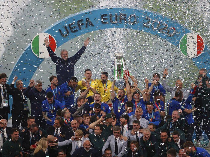 Italia keluar sebagai juara Euro 2020 setelah mengalahkan Inggris. Gli Azzurri sukses membungkam seisi Wembley lewat adu penalti dengan skor 3-2.