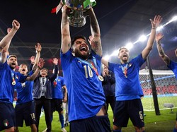 Para pemain Italia merayakan gelar juara. AP/Laurence Griffiths