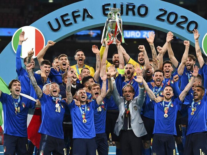 Italia keluar sebagai juara Euro 2020 setelah mengalahkan Inggris. Gli Azzurri sukses membungkam seisi Wembley lewat adu penalti dengan skor 3-2.