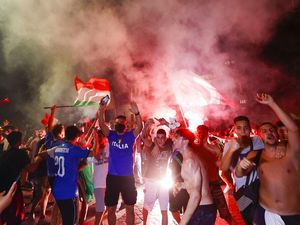 Seolah Lupa Pandemi, Tifosi Italia Berpesta di Aneka Landmark Italia