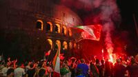 Semarak Fans Italia Pesta di Depan Colosseum
