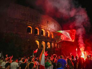 Semarak Fans Italia Pesta di Depan Colosseum