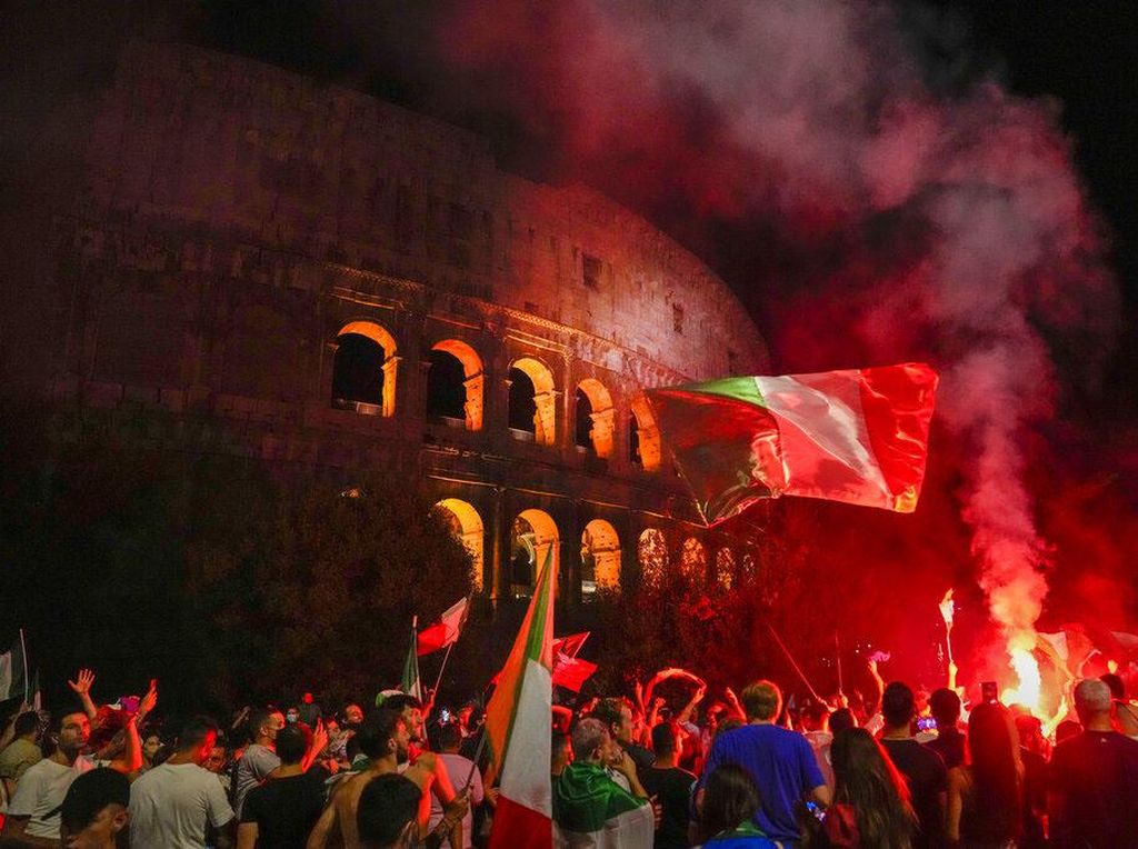 Semarak Fans Italia Pesta di Depan Colosseum