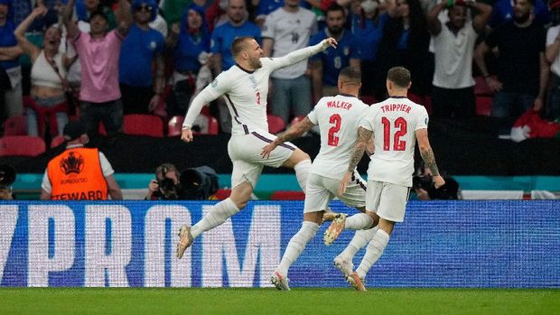 Soccer Football - Euro 2020 - Final - Italy v England - Wembley Stadium, London, Britain - July 11, 2021 England's Luke Shaw celebrates scoring their first goal with teammates Pool via REUTERS/Frank Augstein