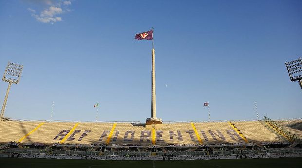 The ACF Fiorentina flag flies above the Stadio Artemio Franchi in Florence on September 25, 2012, ahead of this evening's Serie A football match between Fiorentina and Juventus. AFP PHOTO / FABIO MUZZI (Photo by FABIO MUZZI / AFP)