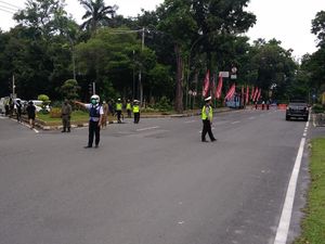 Suasana Pengalihan Arus Lalin Saat PPKM Darurat di Medan