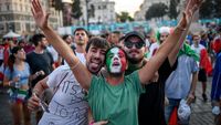 Potret Tifosi Rayakan Kemenangan Italia Seolah Pandemi Telah Usai
