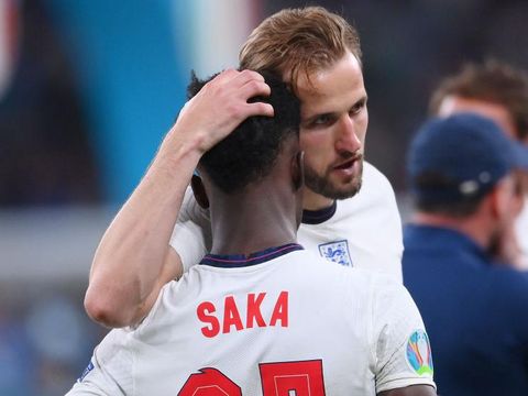 LONDON, ENGLAND - JULY 11: Bukayo Saka of England is consoled by teammate Harry Kane following defeat in the UEFA Euro 2020 Championship Final between Italy and England at Wembley Stadium on July 11, 2021 in London, England. (Photo by Laurence Griffiths/Getty Images)