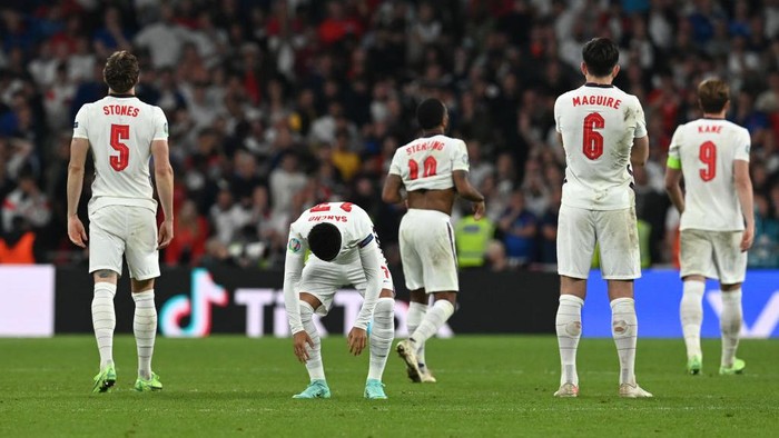 LONDON, ENGLAND - JULY 11: John Stones, Jadon Sancho and Harry Maguire of England look dejected after the UEFA Euro 2020 Championship Final between Italy and England at Wembley Stadium on July 11, 2021 in London, England. (Photo by Paul Ellis - Pool/Getty Images)