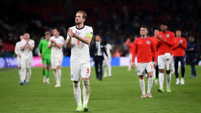 LONDON, ENGLAND - JULY 11: Harry Kane of England applauds the fans following defeat in the UEFA Euro 2020 Championship Final between Italy and England at Wembley Stadium on July 11, 2021 in London, England. (Photo by Laurence Griffiths/Getty Images)