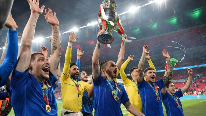 LONDON, ENGLAND - JULY 11: Leonardo Bonucci of Italy lifts The Henri Delaunay Trophy following his teams victory in the UEFA Euro 2020 Championship Final between Italy and England at Wembley Stadium on July 11, 2021 in London, England. (Photo by Andy Rain - Pool/Getty Images)