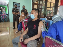 250 Warga Sidoarjo Dapat Susu dan Sembako Usai Vaksinasi COVID-19