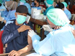 Ribuan Warga Sidoarjo Vaksinasi Massal di Lapangan Yon Arhanudse 8