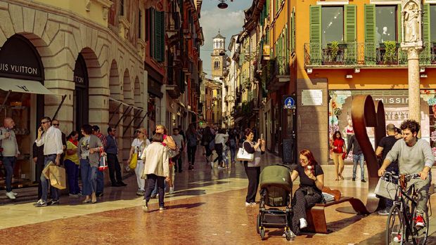 Tourists and locals in Via Giuseppe Mazzini in Verona, Veneto, Italy