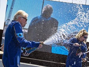 Noda Hitam di Balik Melesatnya Richard Branson ke Antariksa