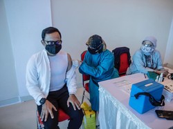 Usai Sembuh dari COVID-19, Bima Arya Disuntik Vaksin Dosis Pertama