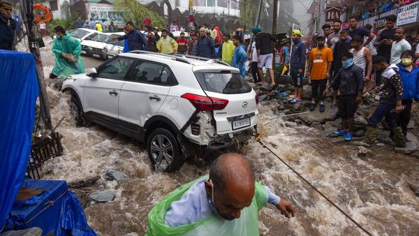 Warga India Bahu Membahu Selamatkan Motor-Mobil dari Banjir