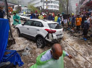 Warga India Bahu Membahu Selamatkan Motor-Mobil dari Banjir