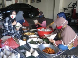Warga Sidoarjo Dirikan Dapur Umum untuk Bikin Nasi Bungkus Bagi yang Isoman