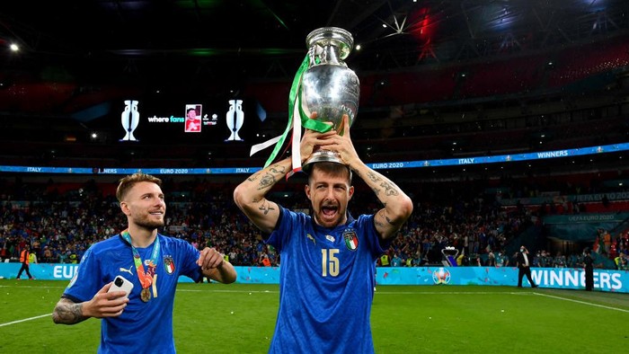 LONDON, ENGLAND - JULY 11: Francesco Acerbi of Italy celebrates with The Henri Delaunay Trophy following his teams victory in the UEFA Euro 2020 Championship Final between Italy and England at Wembley Stadium on July 11, 2021 in London, England. (Photo by Claudio Villa/Getty Images)