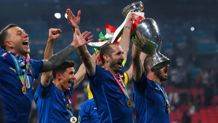 LONDON, ENGLAND - JULY 11: Giorgio Chiellini of Italy celebrates with The Henri Delaunay Trophy following his teams victory in the UEFA Euro 2020 Championship Final between Italy and England at Wembley Stadium on July 11, 2021 in London, England. (Photo by Laurence Griffiths/Getty Images)