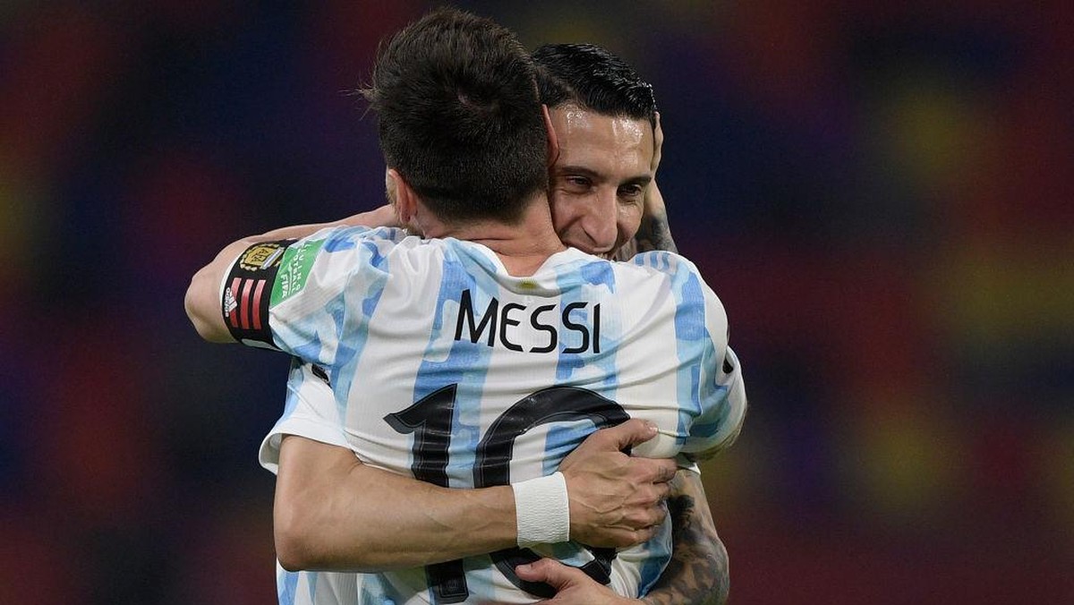 Angel Di Maria memeluk Lionel Messi di Timnas Argentina. (Foto: Getty Images/Pool)