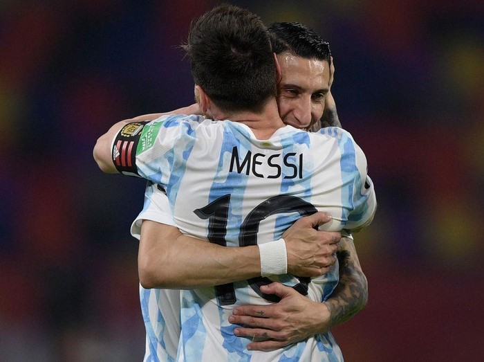 SANTIAGO DEL ESTERO, ARGENTINA - JUNE 03: Lionel Messi of Argentina celebrates after scoring the opening goal of his team with Angel Di Maria of Argentina during a match between Argentina and Chile as part of South American Qualifiers for Qatar 2022 at Estadio Unico Madre de Ciudades on June 03, 2021 in Santiago del Estero, Argentina. (Photo by Juan Mabromata - Pool/Getty Images)