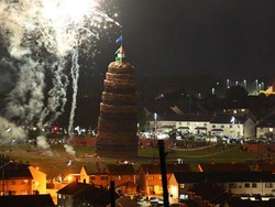 Detik-detik Api Unggun Raksasa Ambruk dan Nyaris Timpa Penonton