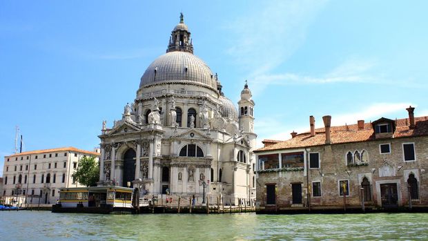 Basilica Santa Maria della Salute, Italia Grand Canal and Basilica Santa Maria della Salute, Venice, Italy, Europe. Famous architecture and landmarks of Venice