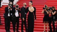 7 Gaya Seksi Bella Hadid Pakai Kalung Paru-paru, Curi Atensi di Cannes