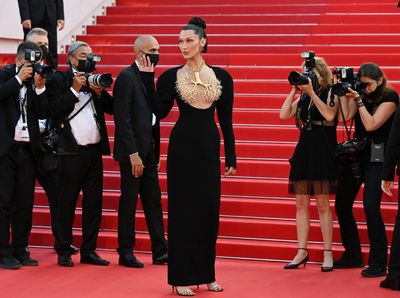 7 Gaya Seksi Bella Hadid Pakai Kalung Paru-paru, Curi Atensi di Cannes