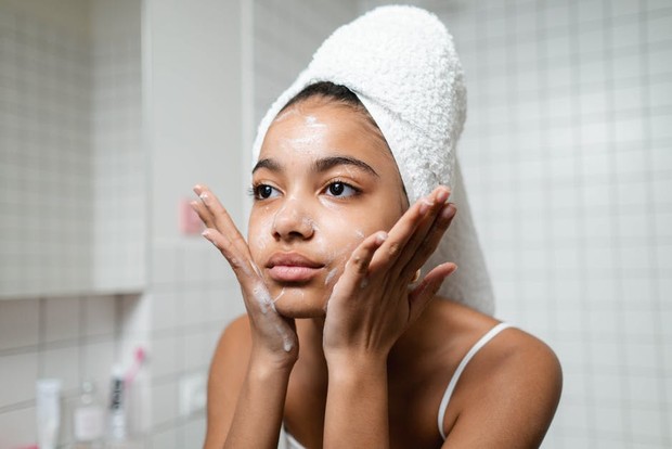 Agar kulit bercahaya tentu perlu juga membersihkan wajah secara rutin dan benar.
