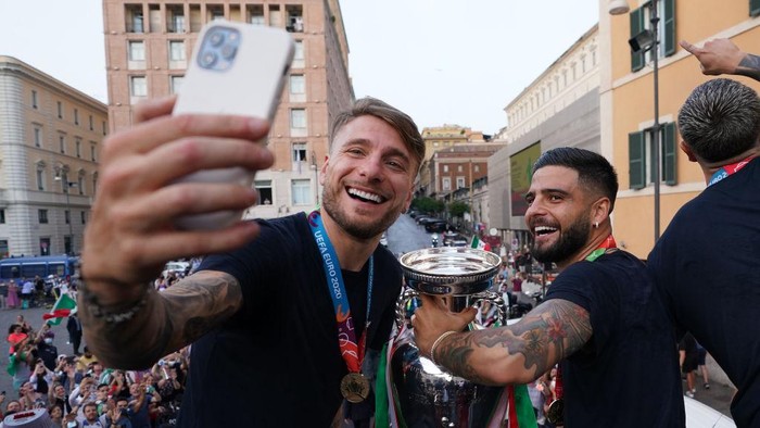 ROME, ITALY - JULY 12: Ciro Immobile and Lorenzo Insigne of Italy celebrate during Italys national men’s football team open-top bus victory parade, a day after Italy won the UEFA EURO 2020 final against England, on July 12, 2021 in Rome, Italy. (Photo by Claudio Villa/Getty Images)