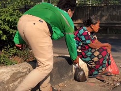 Salut! Driver Ojol Ini Bersedekah Makanan kepada Orang Lain Secara Diam-diam