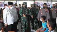 Duet Panglima TNI-Kapolri Tinjau Vaksinasi Anak
