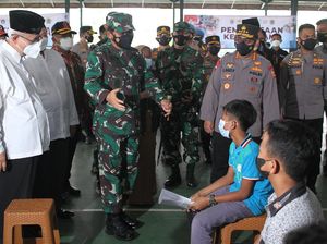 Duet Panglima TNI-Kapolri Tinjau Vaksinasi Anak